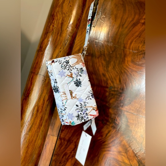 Vera Bradley RFID Smartphone Wristlet Cotton Quilted ✨ Merry Mischief Snow Day - Picture 3 of 16